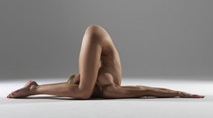 Sexy joga: Inštruktorka ukazuje cviky celkom nahá
