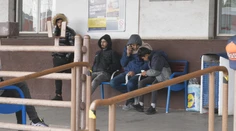 Na železničnej stanici v Kútoch prespávajú migranti. Niektorí cestujúci sa sťažujú na neznesiteľný zápach