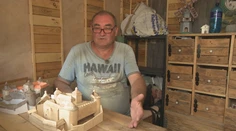 Výnimočné umenie: Bývalý vojak vyrába fascinujúce drevené modely