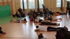 Riaditeľku školy v Poľsku, ktorá zariadila pre žiakov cvičný teroristický útok, prepustili