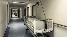 Muž pri bazéne vyvrátil liter krvi. V nemocnici mu povedali, že ide o úpal a poslali ho domov