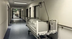 Muž pri bazéne vyvrátil liter krvi. V nemocnici mu povedali, že ide o úpal a poslali ho domov