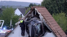 VIDEO: Desivá nehoda v Nemecku. Auto, ktoré najskôr zrazilo chlapca na trampolíne, vletelo do podkrovia stodoly