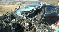 FOTO: Hrôzostrašná nehoda na rovnej ceste, zomrel vodič osobného auta