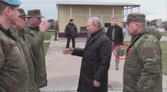 VIDEO: Putin mal počas návštevy cvičiska pri sebe zrejme jadrový kufrík