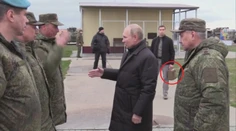 VIDEO: Putin mal počas návštevy cvičiska pri sebe zrejme jadrový kufrík