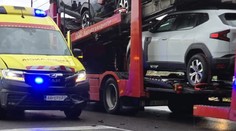 Kolóny pod Strečnom. Zrazila sa sanitka s osobným autom