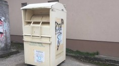 Zasekol sa v kontajneri na oblečenie a zomrel. Mladíkovi v Čachticiach zrejme zlomilo väz