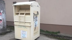 Zasekol sa v kontajneri na oblečenie a zomrel. Mladíkovi v Čachticiach zrejme zlomilo väz