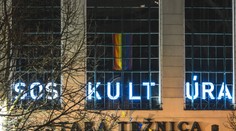 Slovenskí umelci volajú o pomoc. V Bratislave pribudla výrazná inštalácia, takýto sa za ňou skrýva dôvod