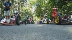 Letia dolu kopcom ako formule a za volantom pritom sedia deti