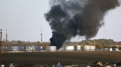 Ropný sklad v Belgorodskej oblasti v Rusku začal po ostreľovaní horieť