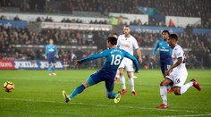 VIDEO: Arsenal Londýn pokračuje v kolísavých výkonoch, so zachraňujúcou sa Swansea City prehral