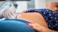 Myslela si, že má problémy s trávením, v jej tele však rástlo dieťa. No nie v maternici