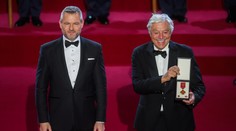 Hymna v pôvodnej verzii a Kukurova reakcia na Studenkovú. Prezident Pellegrini rozdal vyznamenania