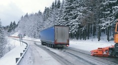 Na Slovensku výdatne snežilo, niektoré cesty boli neprechodné