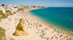 V populárnom portugalskom letovisku sa šíri strach. Najskôr záhadne zomrel muž, teraz znásilnili turistku