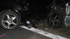 Mladý vodič obiehal cez plnú čiaru v križovatke. Jeho kamaráti bojujú o život