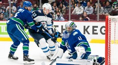 Vancouver zdolal v príprave Winnipeg 3:2, Halák chytal dve tretiny