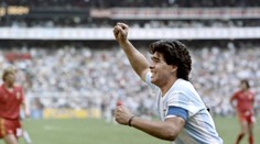 Bola 35 rokov nezvestná, neskôr ju kúpili za pár stoviek. Teraz Maradonova Zlatá lopta ide do dražby