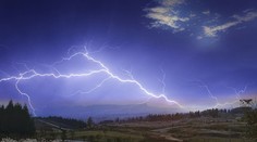 Teplé počasie vystriedajú prehánky a búrky. SHMÚ vydalo pre tieto oblasti výstrahy