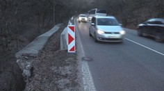 Soroška sa rozpadáva: Oporný múr, ktorý má držať krajnicu, sa na jednom úseku zosypal