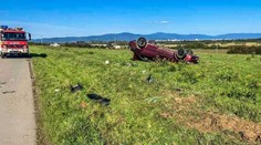 Auto na východnom Slovensku skončilo po nehode na streche. Hlásia päť zranených vrátane detí