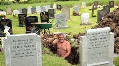 Hrobár prišiel o prácu. Táto fotka nemala nikdy uzrieť "svetlo sveta"