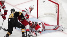 Boston sa ujal vedenia v sérii s Carolinou, zápas sa zlomil v tretej tretine