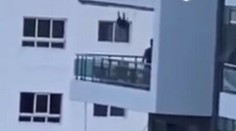 VIDEO: Nezodpovedný otec vám vyrazí dych. Dievčatko hojdal na balkóne na ôsmom poschodí