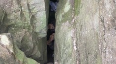 FOTO: Žena bola sedem hodín zaseknutá hore nohami medzi balvanmi. Chcela zachrániť svoj telefón