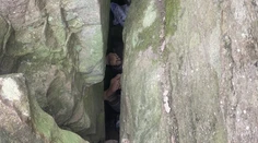 FOTO: Žena bola sedem hodín zaseknutá hore nohami medzi balvanmi. Chcela zachrániť svoj telefón