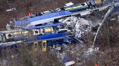 Pri Mníchove sa zrazili dva prímestské vlaky, počet obetí stúpa