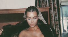 Kim Kardashian roztvorila kožuch a opäť ukázala, že slovo hanba jej nič nehovorí