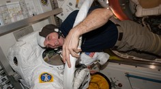 Traja astronauti z ISS bezpečne pristáli na zasneženej stepi v Kazachstane