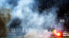 VIDEO: Je toto ešte futbal? Vo Švédsku sa boj o záchranu zmenil na ohnivé peklo