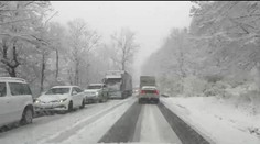 VIDEO: Obrovské kolóny pod Strečnom. Vodiči stoja hodiny v zápche