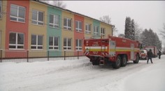 V Ubli dva dni husto snežilo. Strecha na miestnej škole to nevydržala