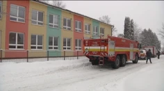V Ubli dva dni husto snežilo. Strecha na miestnej škole to nevydržala