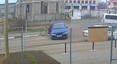 VIDEO: Otec učil šoférovať iba 12-ročného syna. Skončilo sa to nehodou s prekvapivým výsledkom