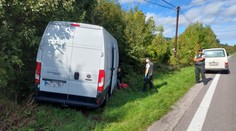 Policajtom pri Novom Meste nad Váhom vyskočil vodič z idúceho auta. V dodávke našli 19 migrantov