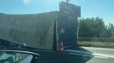 Na D1 v Bratislave sa prevrátil náves kamióna. Tvoria sa kolóny