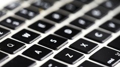 Používate často notebook a počítač? Poradíme vám, ako si vyčistíte klávesnicu bez jej poškodenia