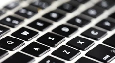 Používate často notebook a počítač? Poradíme vám, ako si vyčistíte klávesnicu bez jej poškodenia