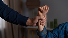 Synov mal kŕmiť jedlom pre psy, jednému z nich zlomil ruku. Za týranie dostal Čech osem rokov väzenia