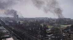 Nad zdevastovaným Mariupoľom opäť padajú bomby. Ľudia sa márne snažia spojiť so svojimi blízkymi