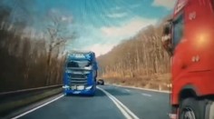 VIDEO: Vodič takmer prišiel o život. Kamión ho vytlačil do protismeru, oproti išiel nákladiak