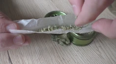 Ľudia, ktorí majú negatívne skúsenosti s herba drogou, prehovorili