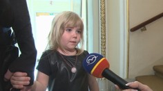 Hrdinovia, o ktorých sme do včera ešte nevedeli. Malá Ester zachránila mamu aj bračeka