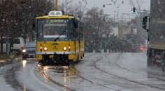 Mladíka (†19) zachytila električka a vliekla ho kilometer. Vodička si ho nevšimla, mala byť na telefóne